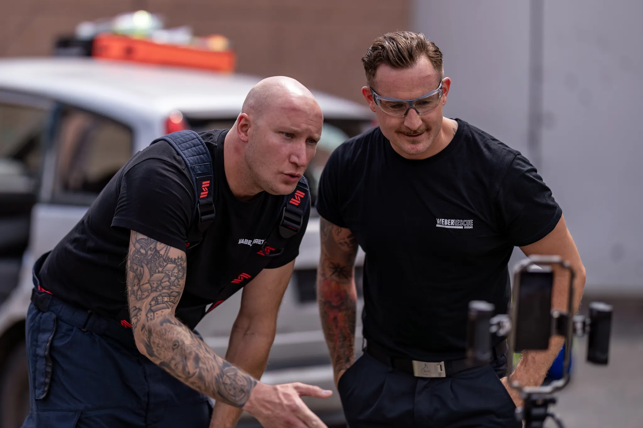 Zwei Feuerwehrmänner, die von der WDR-Serie Feuer und Flamme bekannt sind, getroffen auf der 112RESCUE