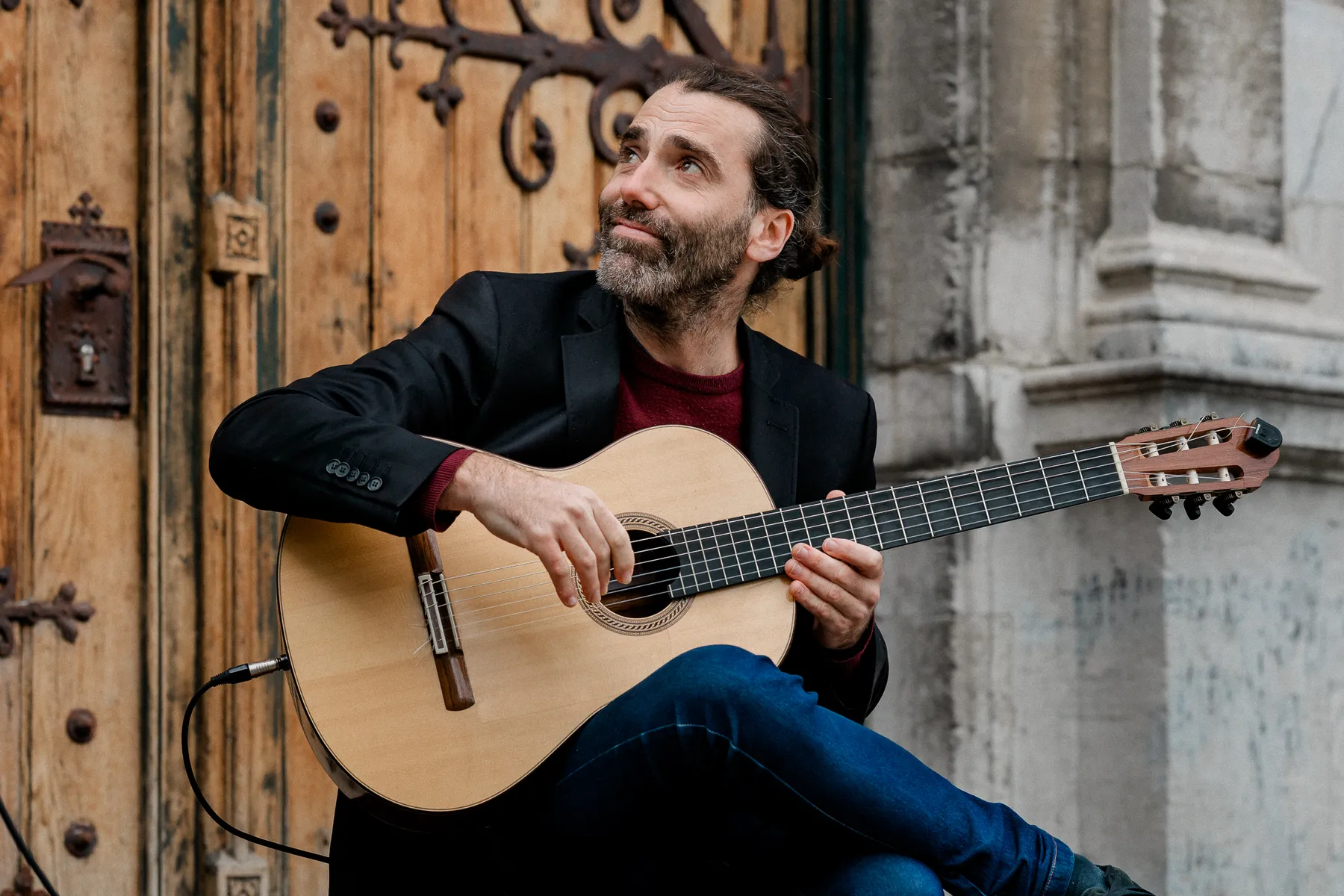 Agustín Luna, 29. September 2024 — Detailaufnahme während des Gitarrenspiels beim LOGOI-Hofkonzert.
