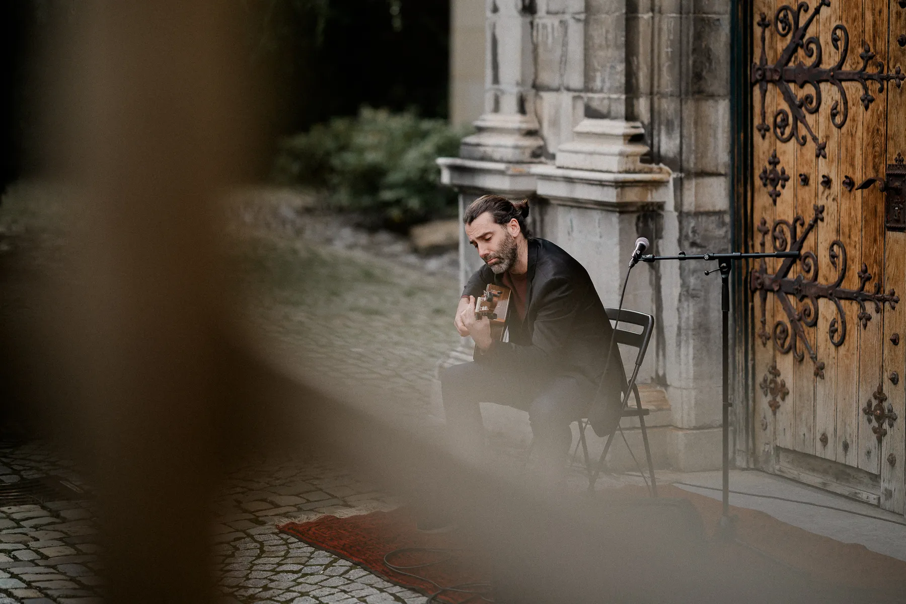 Agustín Luna, 29. September 2024 — Aufnahme aus der Distanz, fotografiert durch einen Zaun beim LOGOI-Hofkonzert.