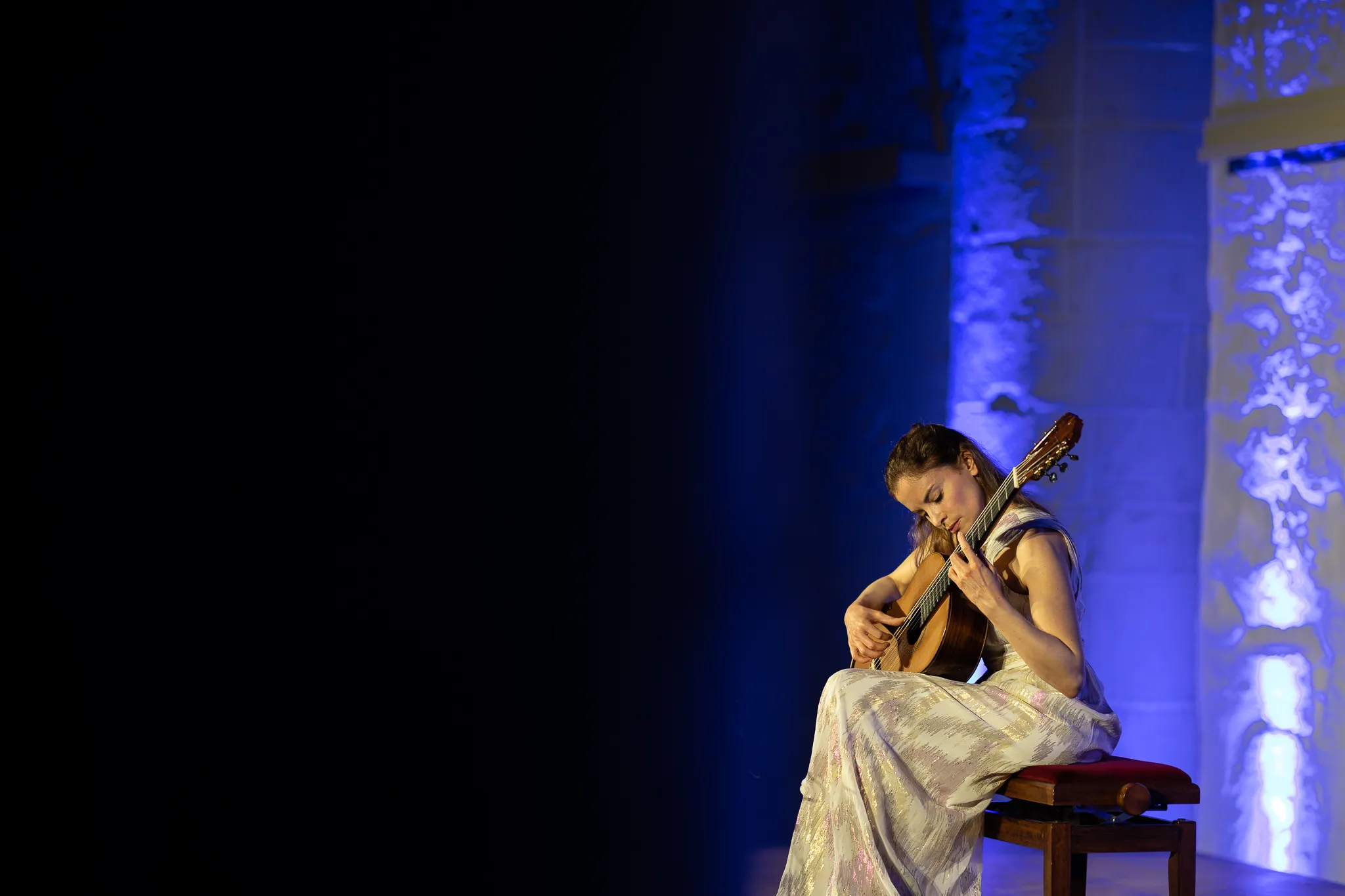 Ana Vidovic beim Gitarrenspiel, aufgenommen bei ihrem Solokonzert in der Aula Carolina in Aachen