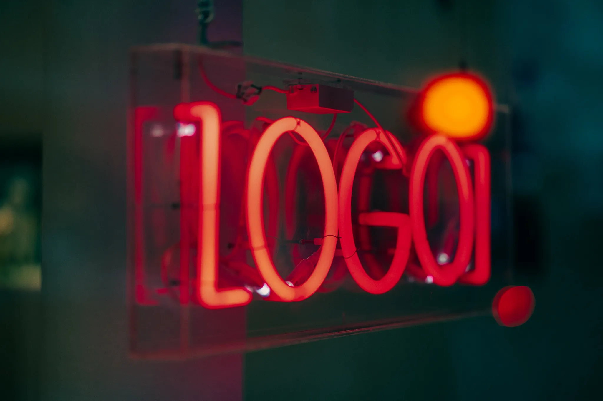 Illuminierter LOGOI-Schriftzug im Schaufenster des Ladenlokals in Aachen