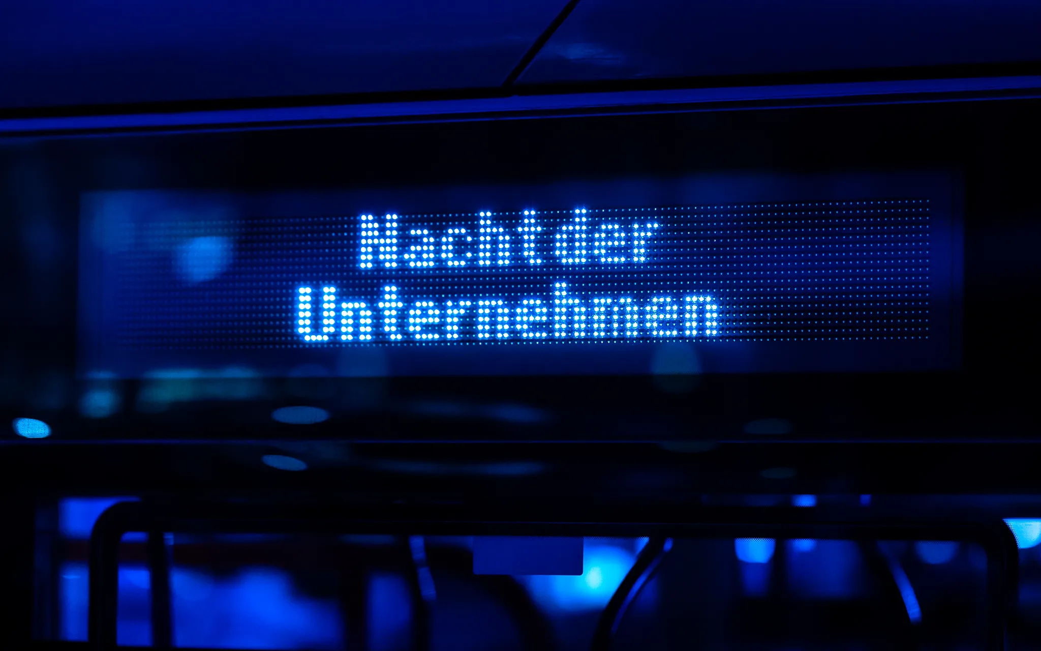 Schriftzug Nacht der Unternehmen an einem Bus bei Nacht