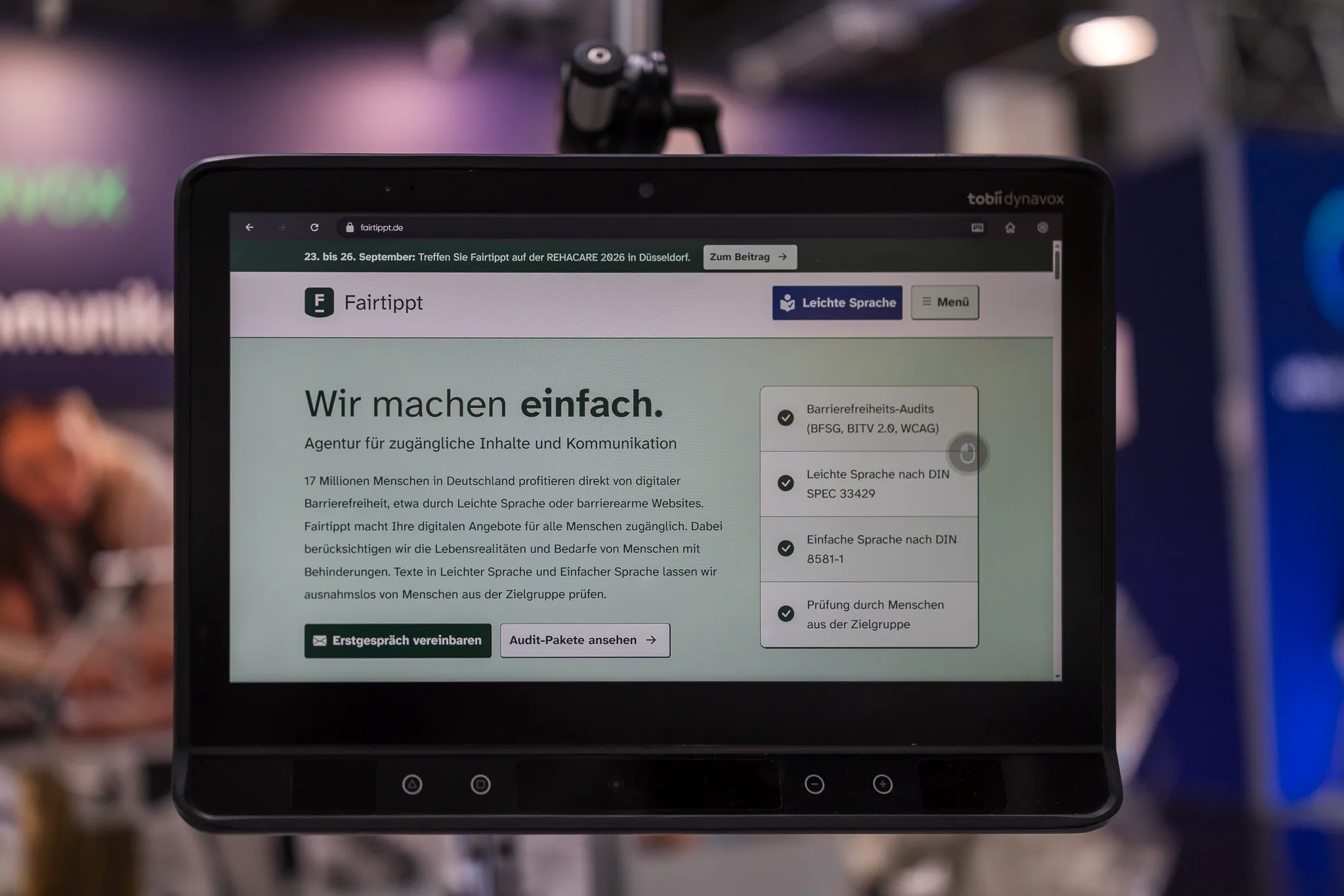 Kommunikationsgerät von Tobii Dynavox mit der Fairtippt-Startseite auf dem Bildschirm.