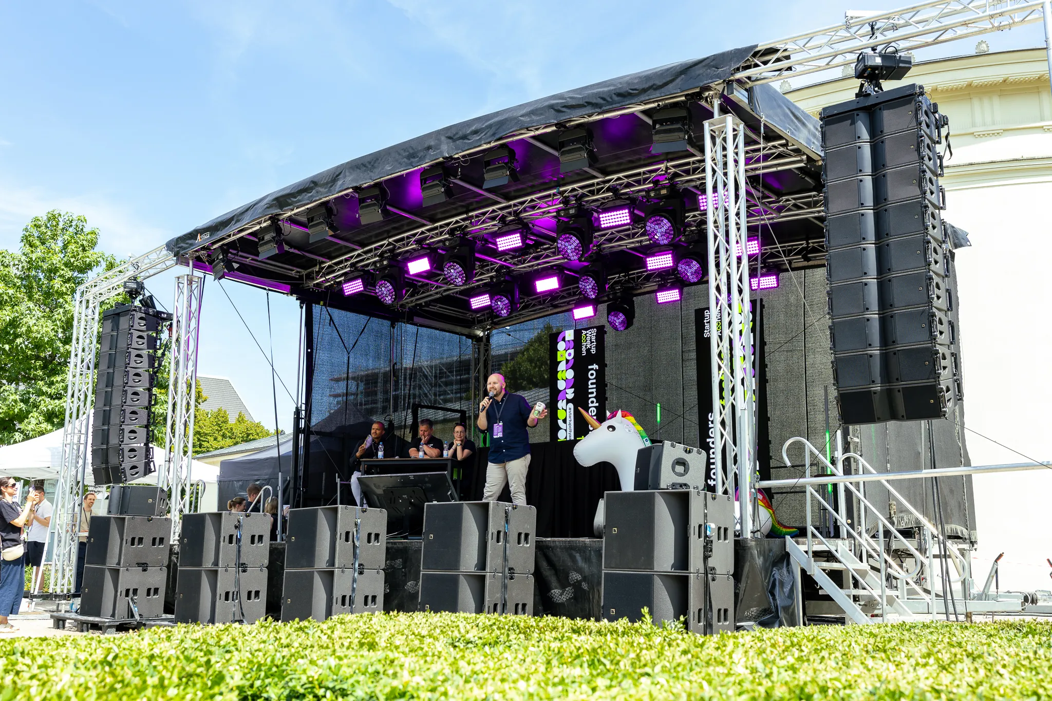 Pitch von aiXopt mit Dr. Tim Reuscher auf der Bühne im Elisengarten.