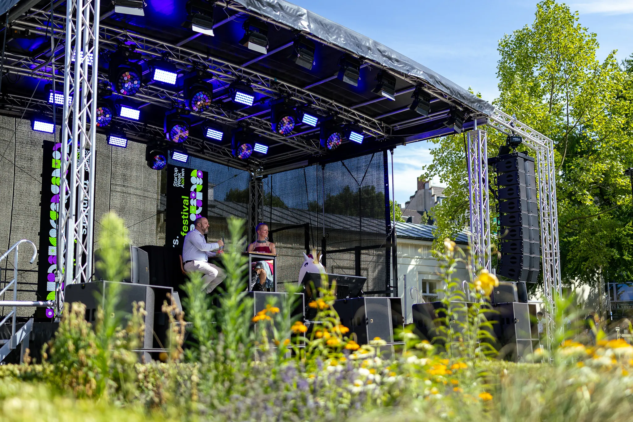 Bühne im Elisengarten mit Oberbürgermeister Dr. Michael Ziemons und Jil Viktoria Eßing bei Grill den OB!