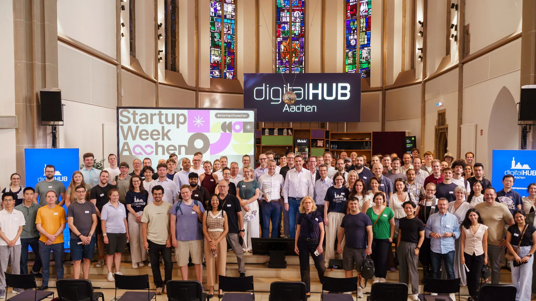 Gruppenfoto mit digitalHUB-Team und Gästen zur Auftaktveranstaltung der Startup Week Aachen 2026.