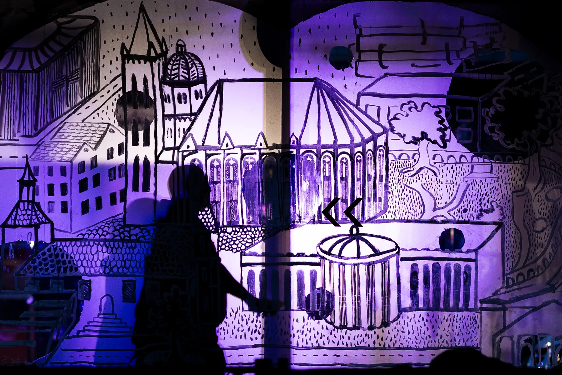 Svenja Flaßpöhler, 22. März 2025, Aachen — Kunst an einem Fenster des 'Lust for Life' an der Komphausbadstraße; Licht fällt durch das Fenster, Personen als Schatten.